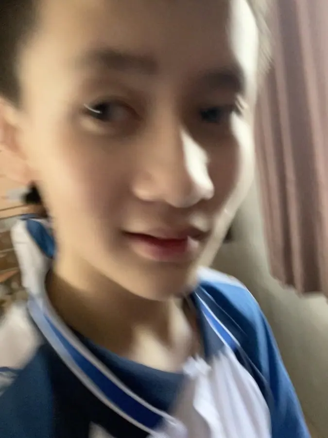 教室窗边抬头看向镜头的同学