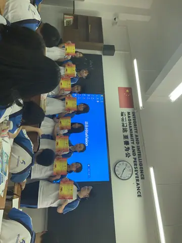 课桌上的书本与屏幕