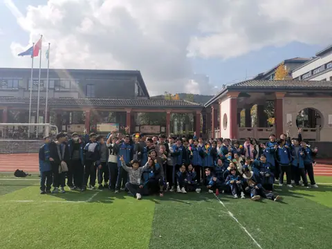 八班在操场列队
