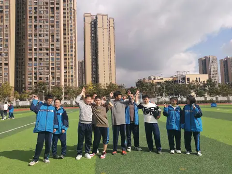 队员们抱在一起庆祝