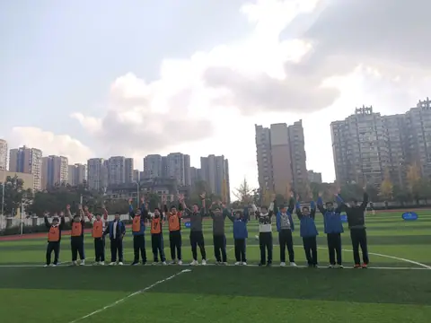 全队在球门前合影